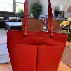 Michael Kors Medium pocket tote zippered top